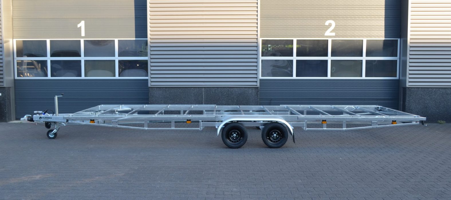 vlemmix-tiny-house-plateau-720-2x1800kg-afneembare-dissel-zijkant