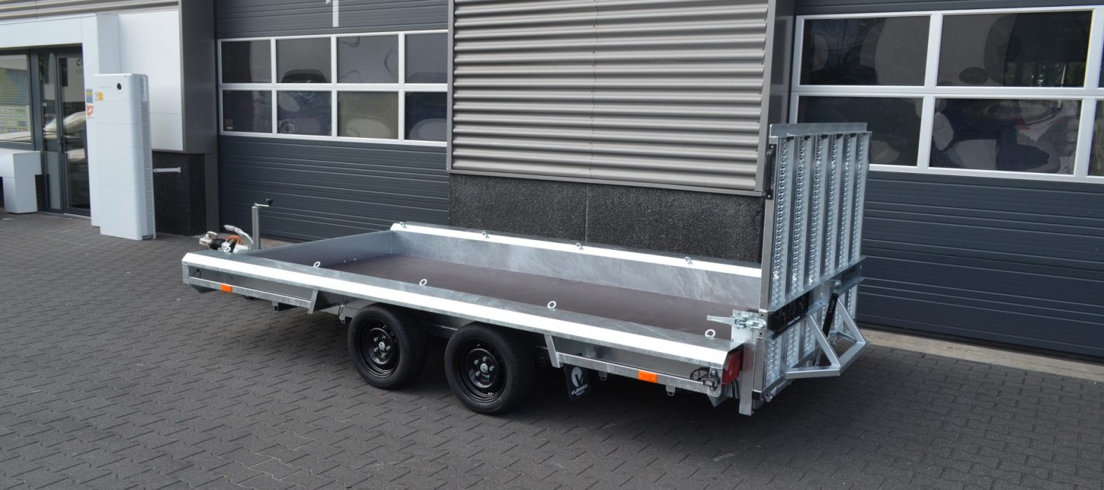 machine-Transporter- 400x180-2as-vlemmix-trailers-achterkant