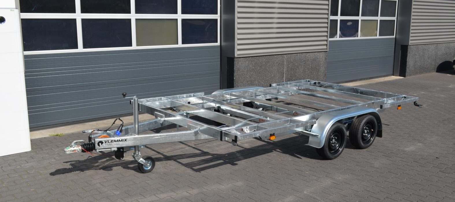 tiny-house-trailer-420-plateau-2as-vlemmix-trailers-voorkant