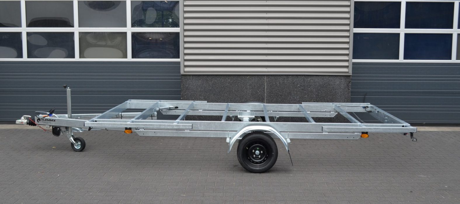 vlemmix-tiny-house-trailer-plateau-1-as-1800kg-zijkant