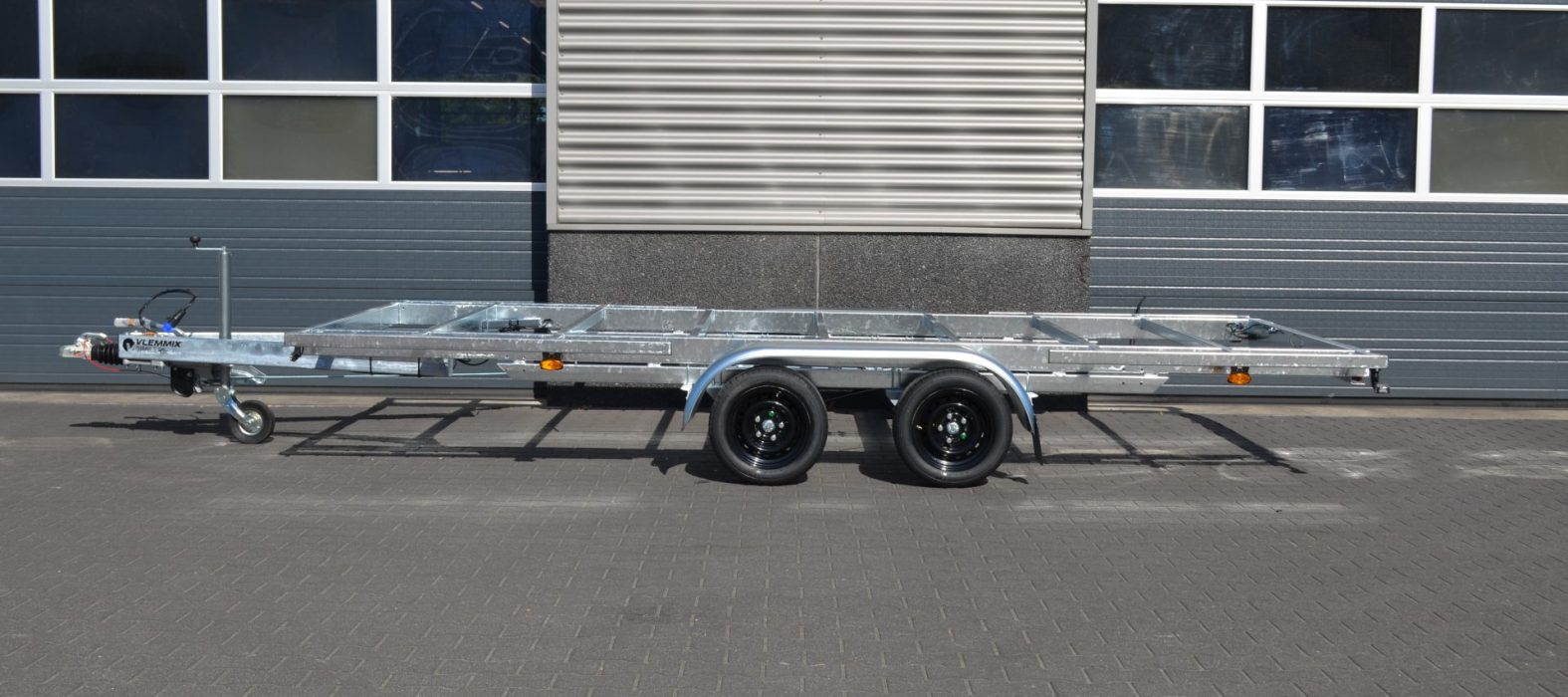 vlemmix-tiny-house-480-plateau-2-assen-1800kg-voorkant-zijkant